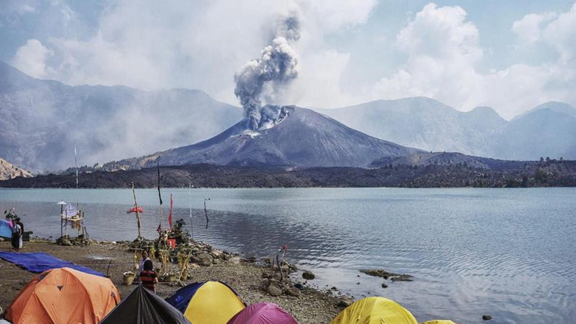 Volc&aacute;n en erupci&oacute;n en Indonesia