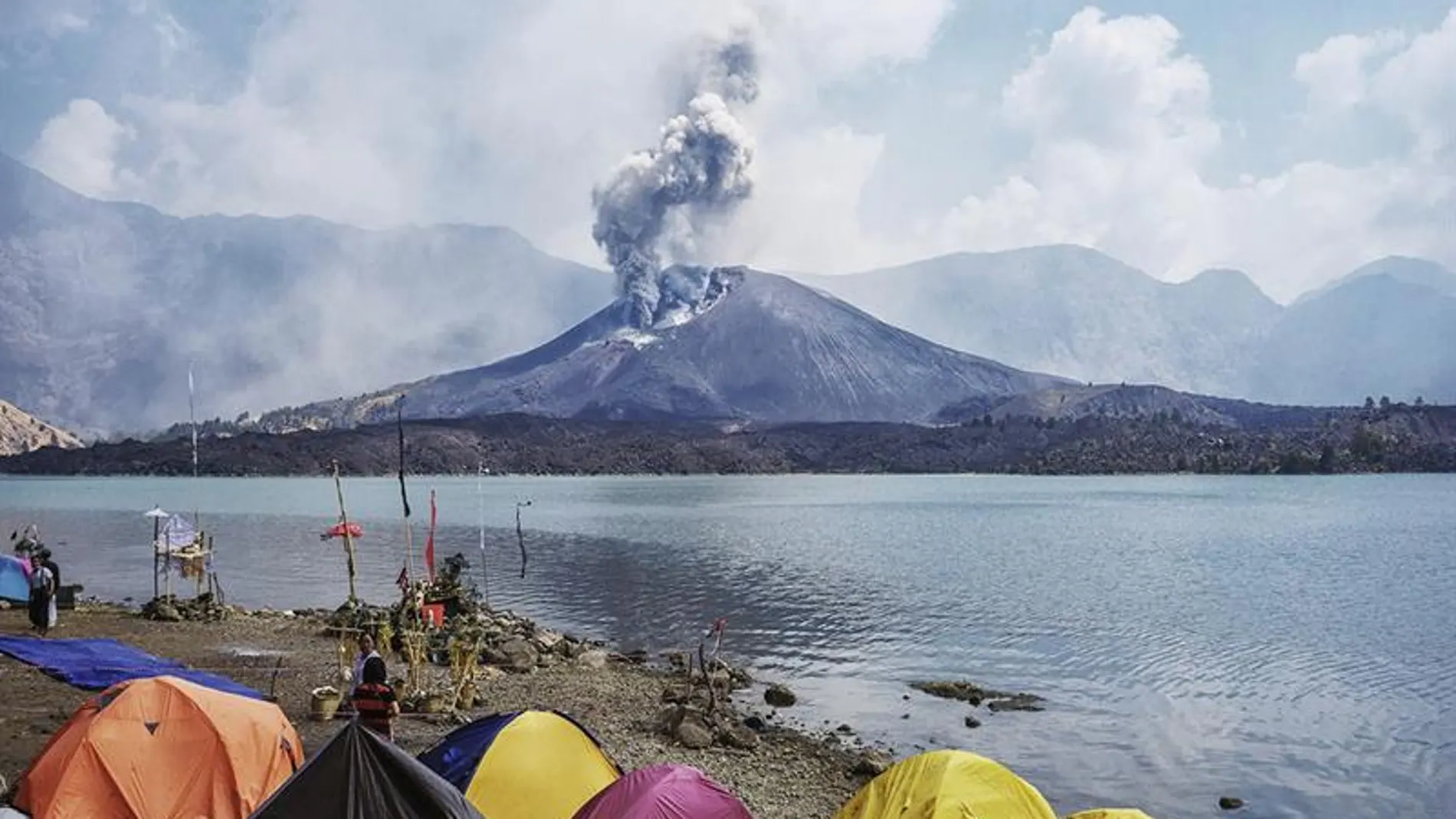 Volcán en erupción en Indonesia Volcán en erupción en Indonesia