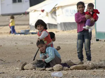 Varios niños sirios refugiados de la guerra Varios niños sirios refugiados de la guerra