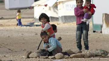 Varios niños sirios refugiados de la guerra Varios niños sirios refugiados de la guerra