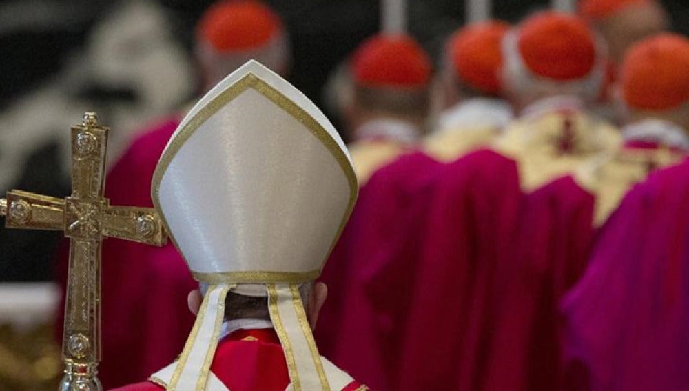 Sacerdotes durante una misa