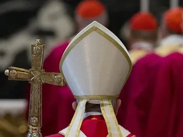 Sacerdotes durante una misa Sacerdotes durante una misa