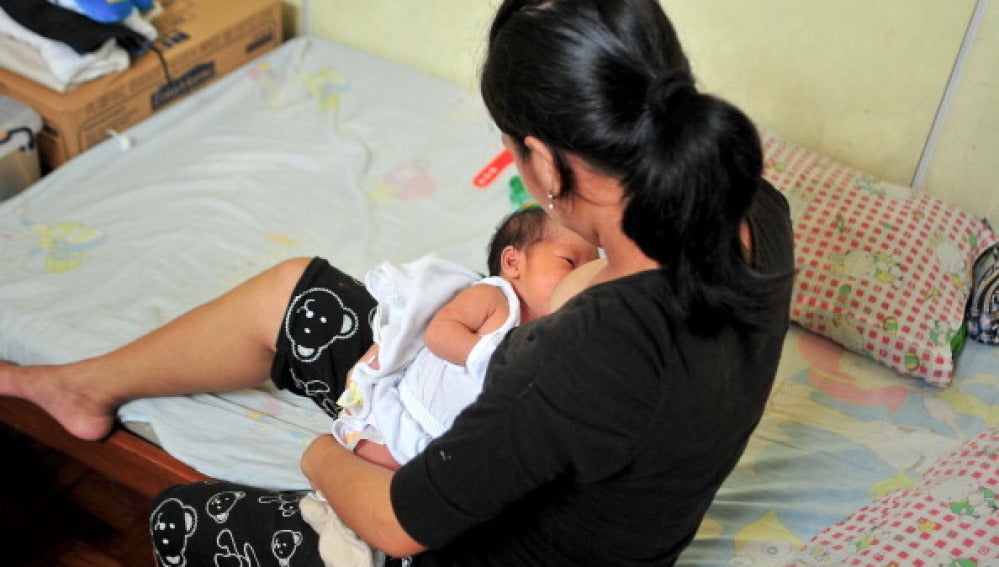 Una madre amamantando a su hijo
