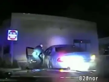 Un agente de policía de Estados Unidos casi es arrollado por una conductora que se da a la fuga Un agente de policía de Estados Unidos casi es arrollado por una conductora que se da a la fuga