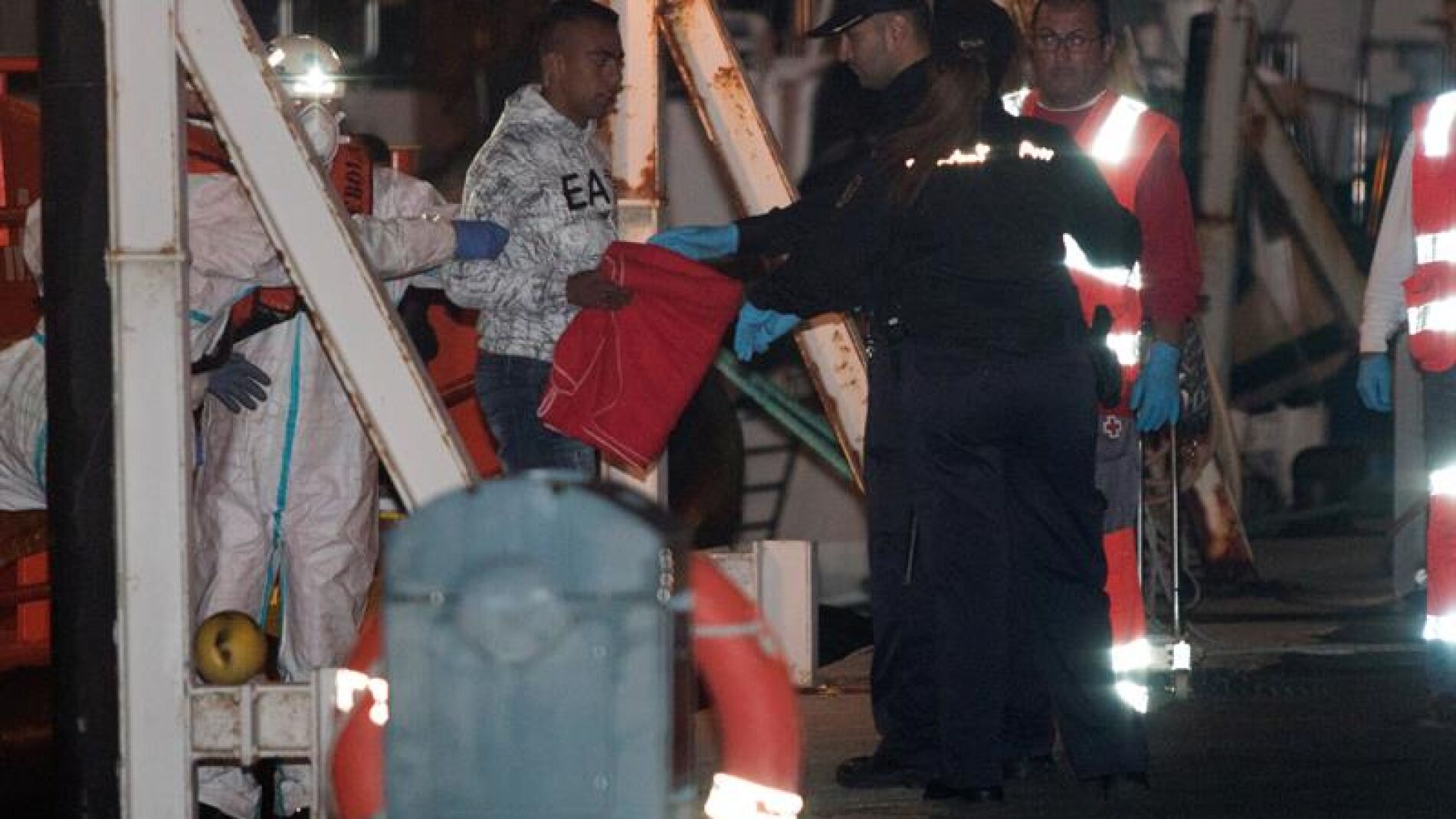 Los 40 inmigrantes rescatados en el mar de Albor&aacute;n llegan a Almer&iacute;a