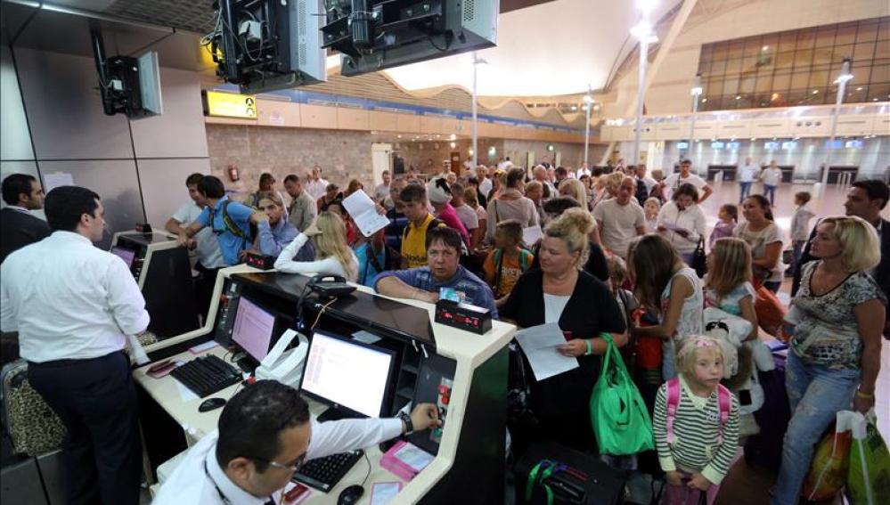 Turistas esperan a recibir información en el aeropuerto de Sharm el-Sheij