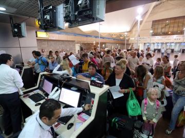Turistas esperan a recibir información en el aeropuerto de Sharm el-Sheij