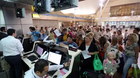 Turistas esperan a recibir información en el aeropuerto de Sharm el-Sheij Turistas esperan a recibir información en el aeropuerto de Sharm el-Sheij