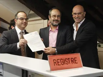 Raül Romeva y Jordi Turull de Junts pel Sí y Antonio Baños de la CUP presentan la declaración. Raül Romeva y Jordi Turull de Junts pel Sí y Antonio Baños de la CUP presentan la declaración.
