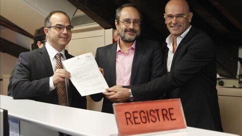 Ra&uuml;l Romeva y Jordi Turull de Junts pel S&iacute; y Antonio Ba&ntilde;os de la CUP presentan la declaraci&oacute;n.