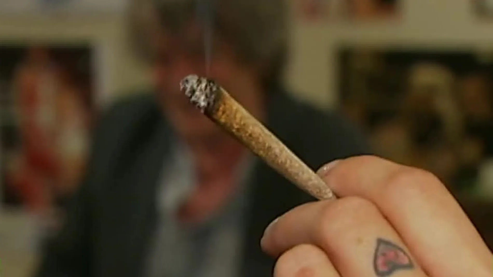 Una joven fumando cannabis Una joven fumando cannabis
