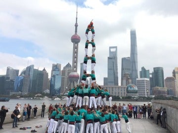 La torre humana de los Castellers de Villafranca en Shanghai