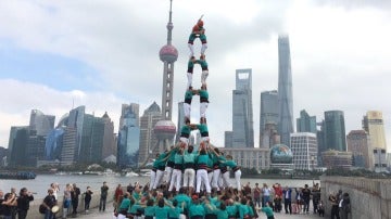 La torre humana de los Castellers de Villafranca en Shanghai