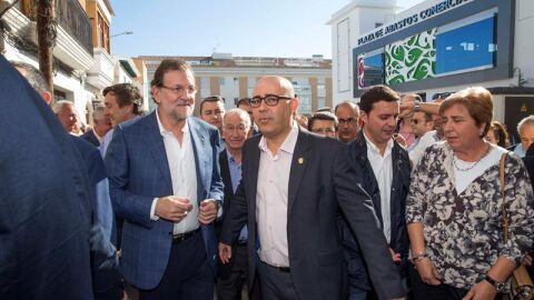 Mariano Rajoy acompa&ntilde;ado por el alcalde de Hu&eacute;rcal-Overa