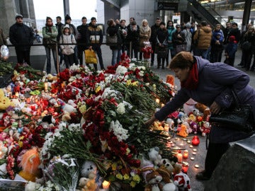 Homenaje a los fallecidos en el avión ruso