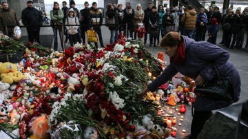 Homenaje a los fallecidos en el avión ruso