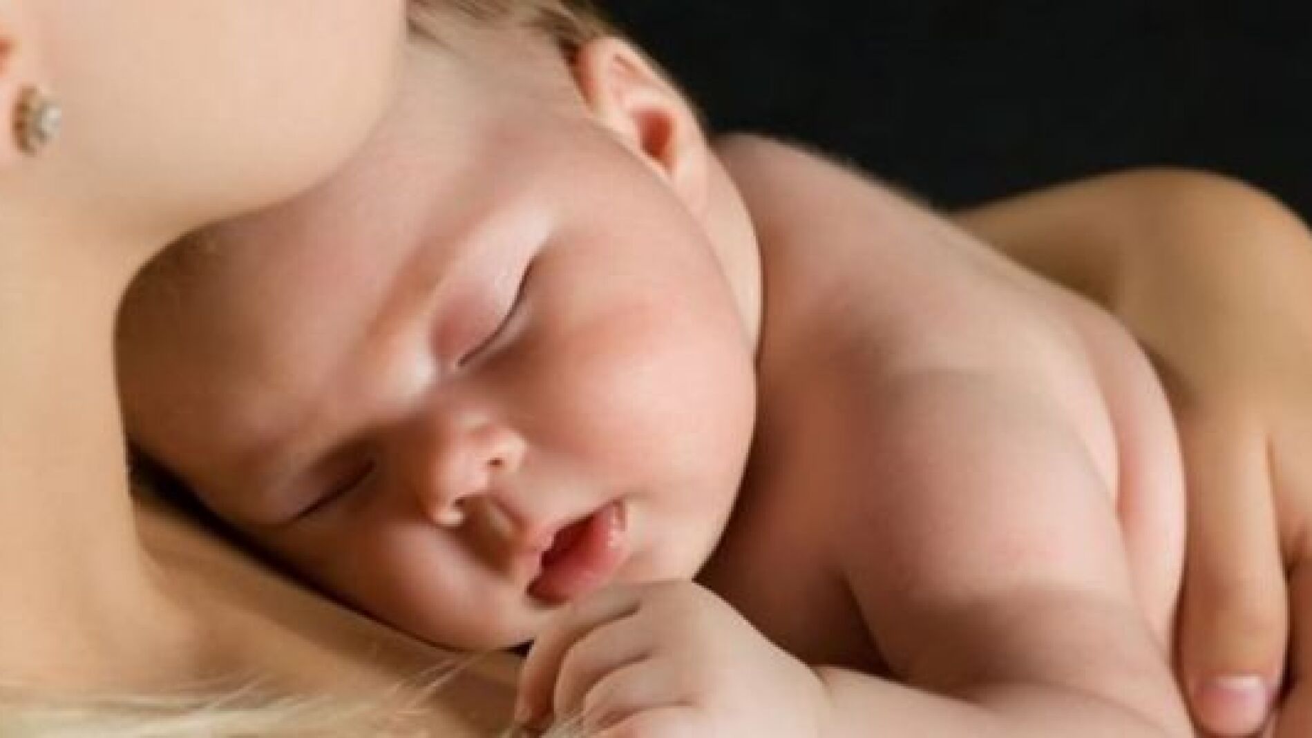 Una madre junto a su beb&eacute;