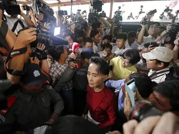 Miles de birmanos expresan su apoyo a Aung San Suu Kyi Miles de birmanos expresan su apoyo a Aung San Suu Kyi