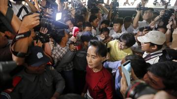 Miles de birmanos expresan su apoyo a Aung San Suu Kyi