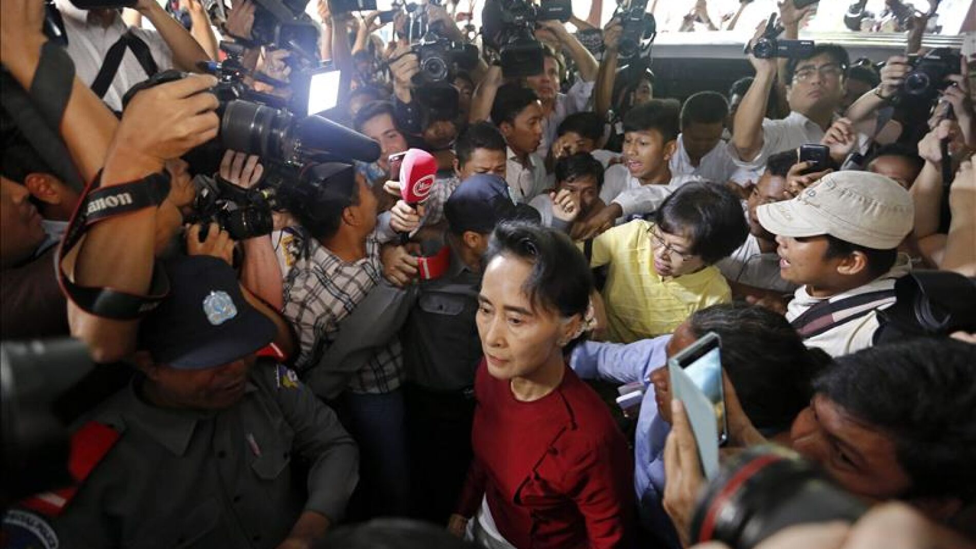 Miles de birmanos expresan su apoyo a Aung San Suu Kyi