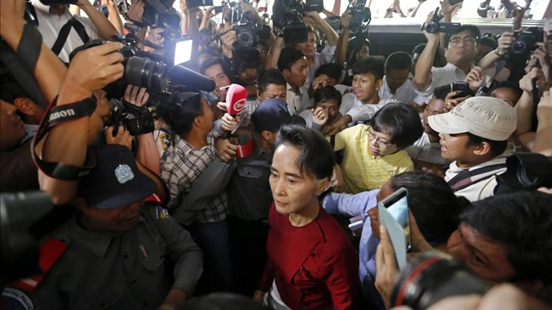 Miles de birmanos expresan su apoyo a Aung San Suu Kyi Miles de birmanos expresan su apoyo a Aung San Suu Kyi