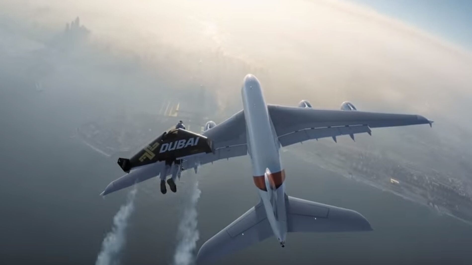 Vuelan con mochilas propulsoras junto a un Airbus A380