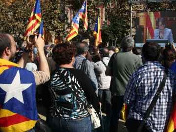 Independentistas siguiendo la moción soberanista en el Parlament de Cataluña