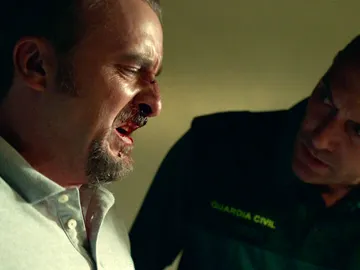 Luis finge haber sido agredido por Héctor Luis finge haber sido agredido por Héctor