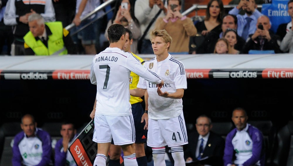 Odegaard entra en el terreno de juego por Cristiano Ronaldo