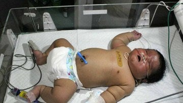 El bebé, de siete kilos, tras su nacimiento.