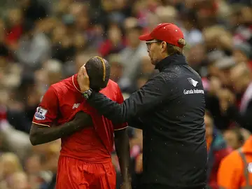 Klopp consolando a su jugador lesionado Sakho Klopp consolando a su jugador lesionado Sakho