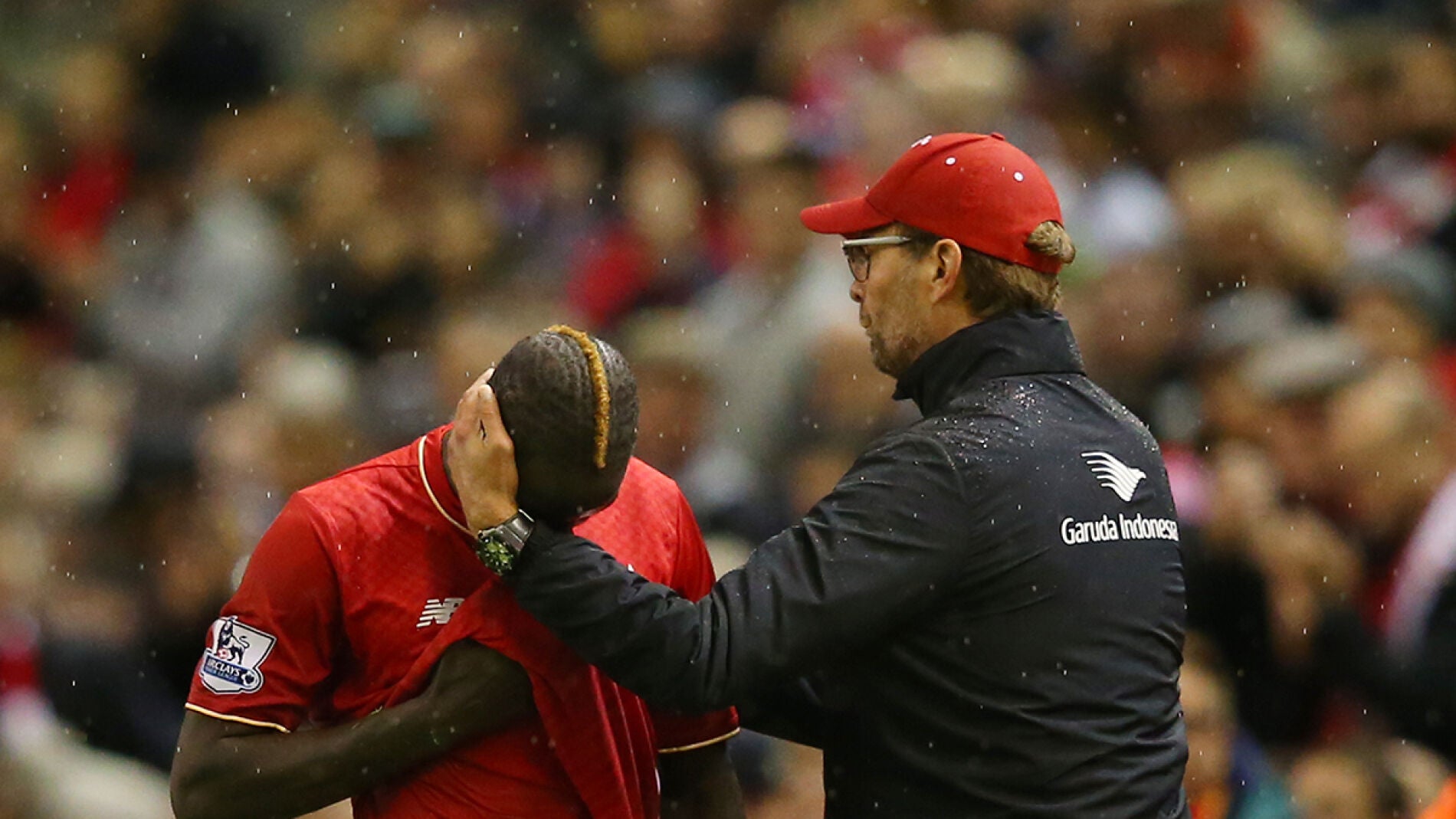 Klopp consolando a su jugador lesionado Sakho