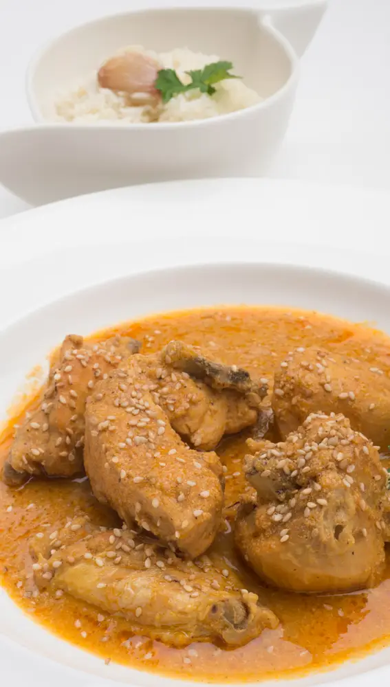 Pollo al curry con arroz blanco