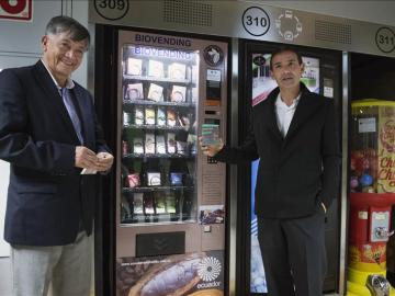 El embajador de Ecuador, Miguel Calahorrano, compra chocolate de su país en Avenida de América