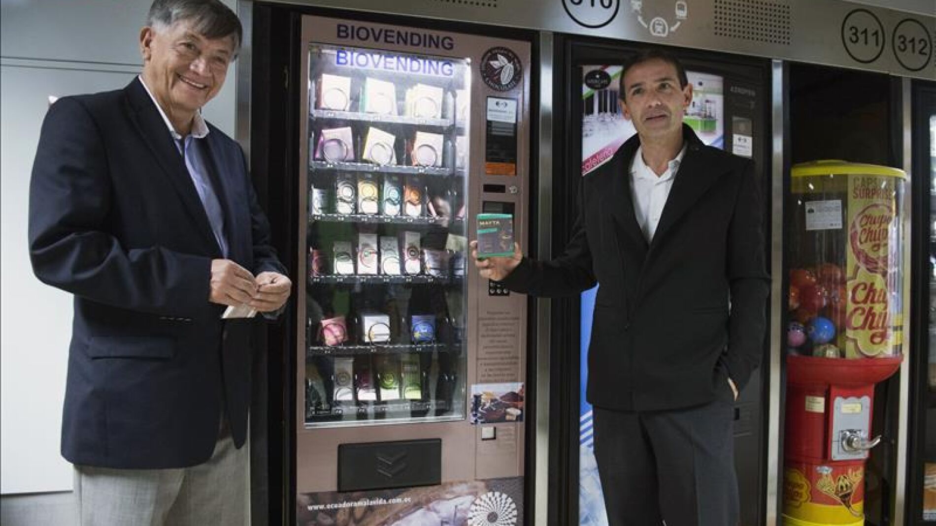 El embajador de Ecuador, Miguel Calahorrano, compra chocolate de su pa&iacute;s en Avenida de Am&eacute;rica