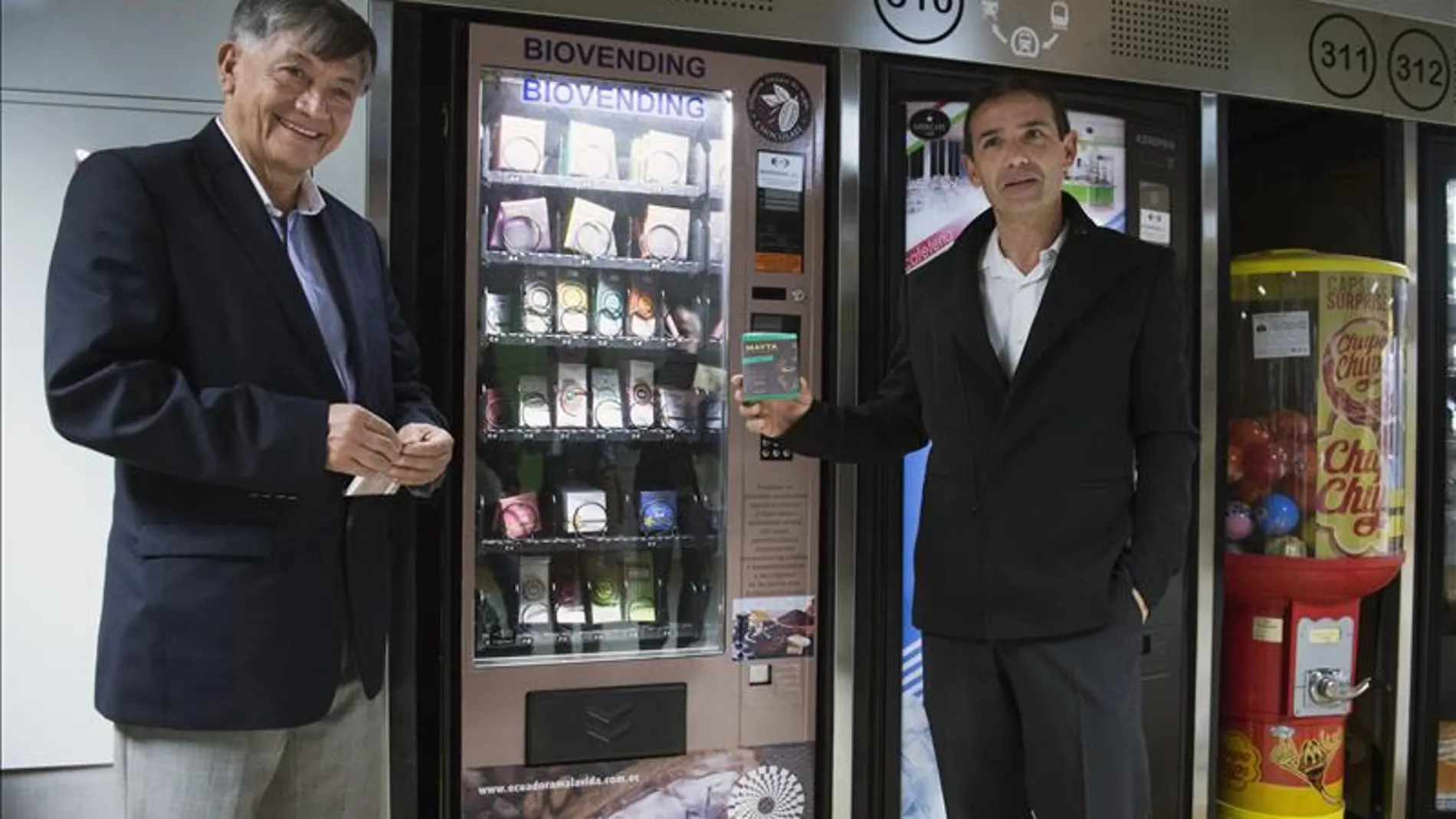 El embajador de Ecuador, Miguel Calahorrano, compra chocolate de su país en Avenida de América El embajador de Ecuador, Miguel Calahorrano, compra chocolate de su país en Avenida de América