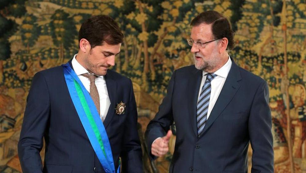 Rajoy le entrega la medalla a Iker Casillas