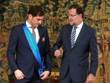 Rajoy le entrega la medalla a Iker Casillas