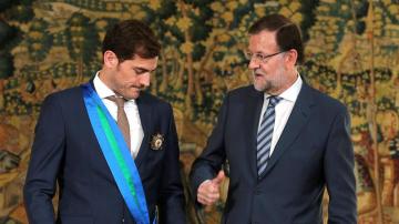 Rajoy le entrega la medalla a Iker Casillas