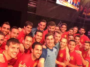 Los jugadores de la Selección se hacen un selfie con la nueva equipación Los jugadores de la Selección se hacen un selfie con la nueva equipación