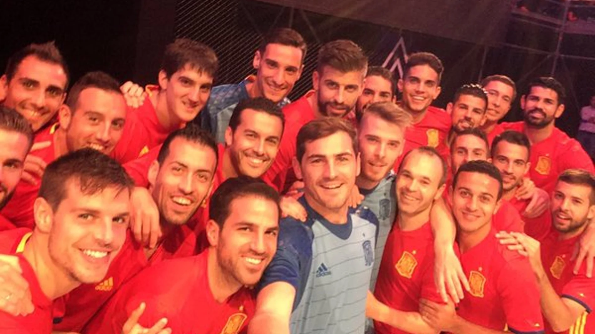 Los jugadores de la Selección se hacen un selfie con la nueva equipación Los jugadores de la Selección se hacen un selfie con la nueva equipación