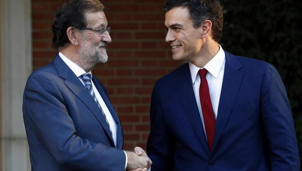 Saludo entre Mariano Rajoy y Pedro Sánchez en las escalinatas del Palacio de la Moncloa