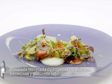 Ensalada templada de hígado con azafrán, berenjena y pimiento rojo