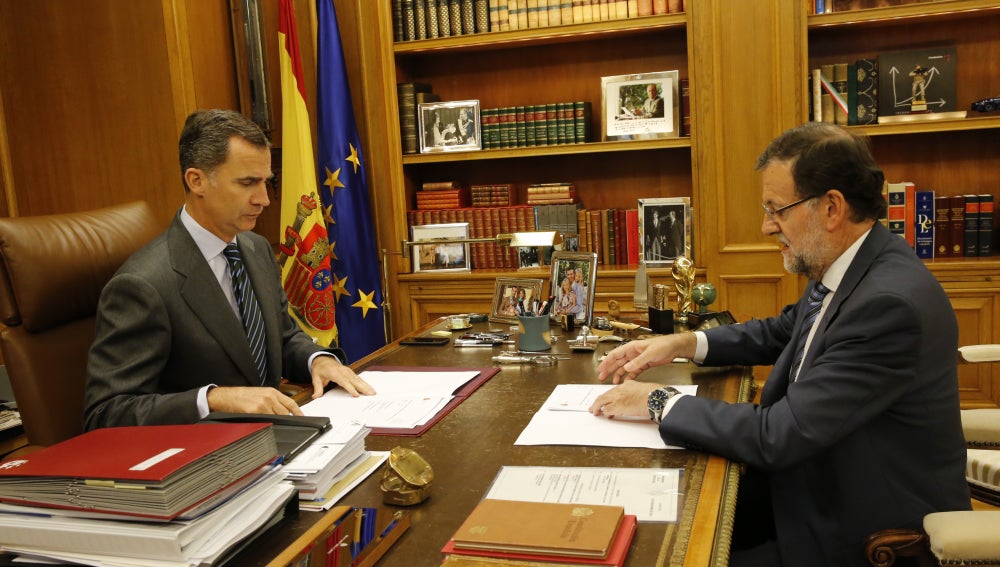 El Rey Felipe VI con Mariano Rajoy en la Zarzuela