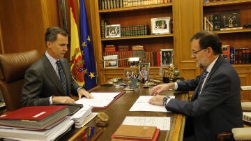 El Rey Felipe VI con Mariano Rajoy en la Zarzuela
