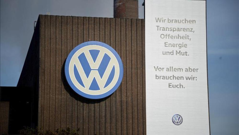 Logotipo de Volkswagen en la fábrica de Volkswagen en Wolfsburgo