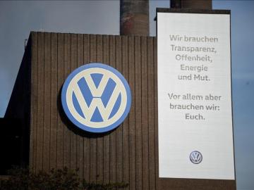 Logotipo de Volkswagen en la fábrica de Volkswagen en Wolfsburgo