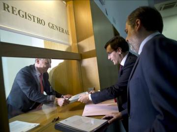 El secretario de Estado de Relaciones con las Cortes, Jose Luis Ayllon, y el Subsecretario del Ministerio de Presidencia, Federico de Ramos, presentaron ayer la petición al Consejo de Estado