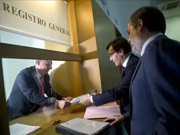 El secretario de Estado de Relaciones con las Cortes, Jose Luis Ayllon, y el Subsecretario del Ministerio de Presidencia, Federico de Ramos, presentaron ayer la petición al Consejo de Estado El secretario de Estado de Relaciones con las Cortes, Jose Luis Ayllon, y el Subsecretario del Ministerio de Presidencia, Federico de Ramos, presentaron ayer la petición al Consejo de Estado