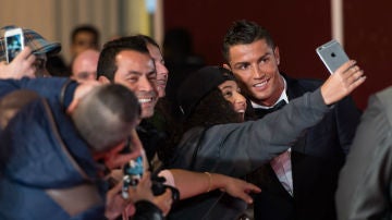 Cristiano Ronaldo se saca un selfie con una aficionada